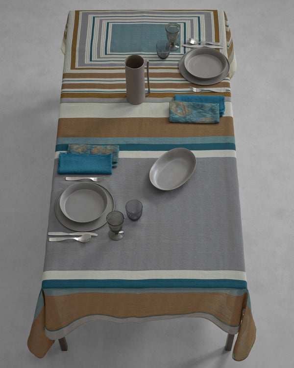 Lay Tablecloth