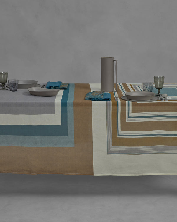Lay Tablecloth