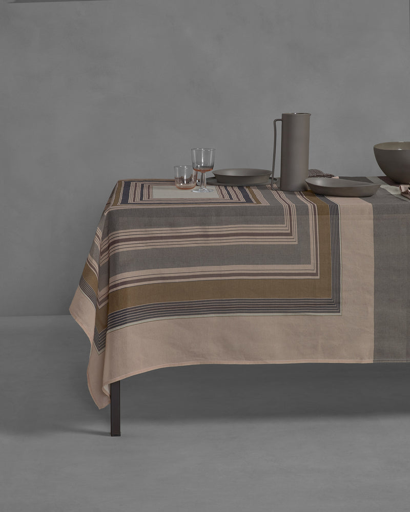 Lay Tablecloth