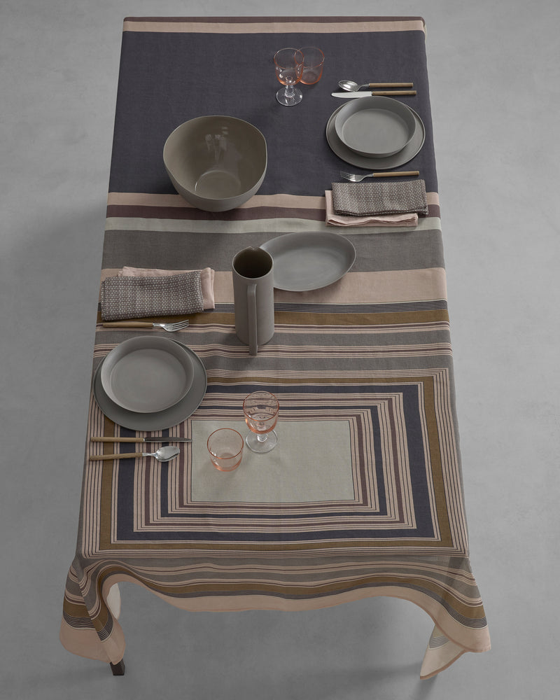 Lay Tablecloth